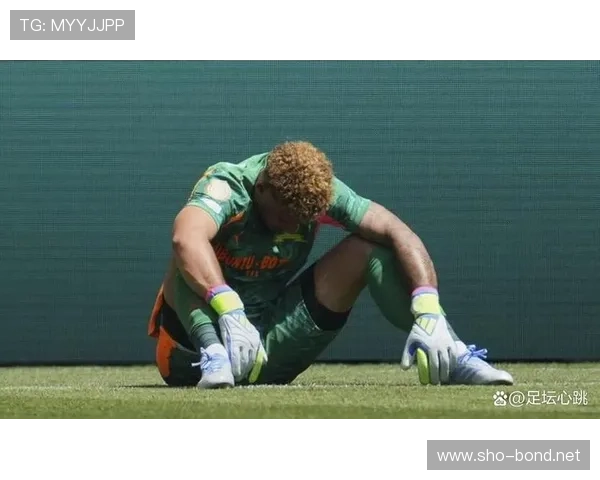 多特蒙德防线站位混乱引发频繁失守,当前阶段整体防守稳定性面临考验 多特蒙德防线站位混乱引发频繁失守,当前阶段整体防守稳定性面临考验